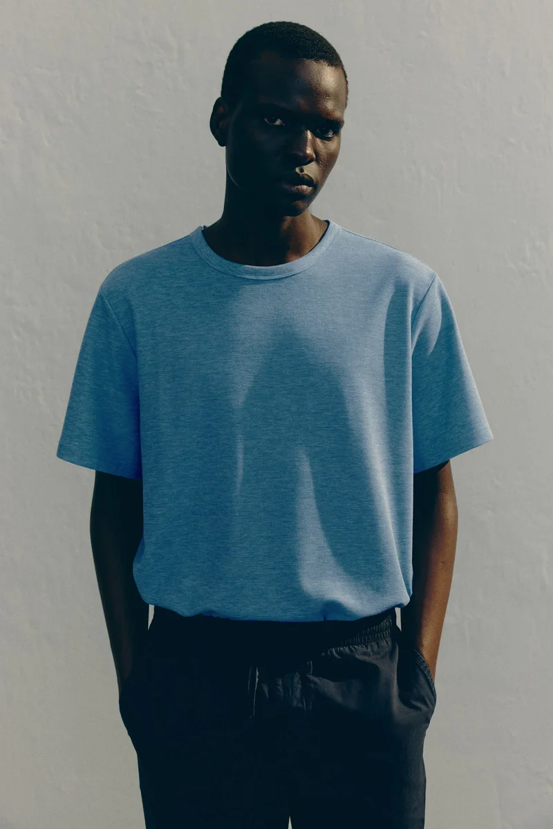 اتش اند ام تي-شيرت بنمط وافل وقصّة عادية